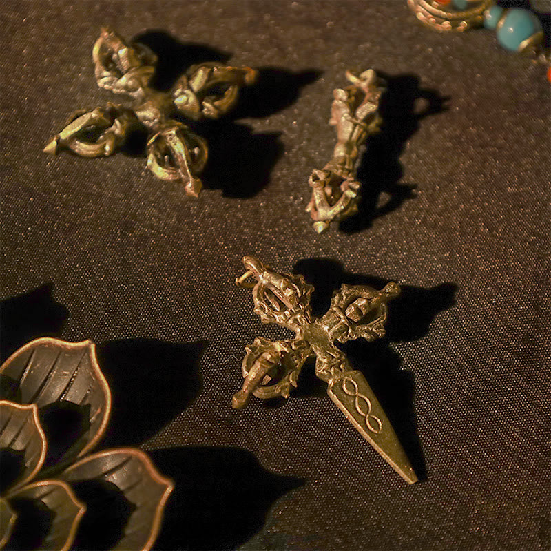 Vajra double Dorje en cuivre fait main au Népal pour l'illumination et la force