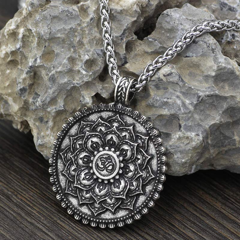 Collier unisexe électroplaqué Om Mani Padme Hum avec motif lotus