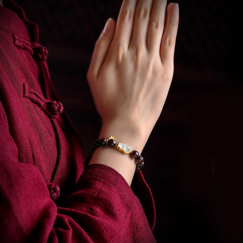 Bracelet en jade et bois de santal rouge à petites feuilles pour le calme et la protection