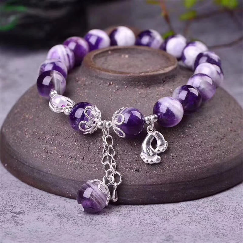 Bracelet en améthyste de 10 mm avec breloque cœur et pieds d'amour