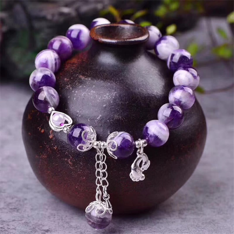 Bracelet en améthyste de 10 mm avec breloque cœur et pieds d'amour