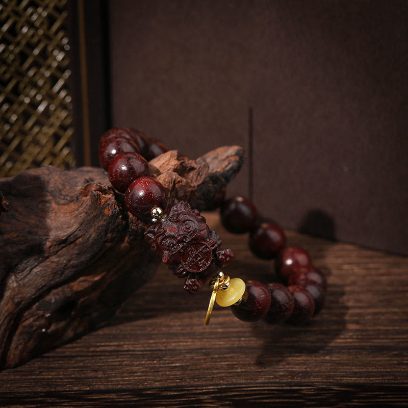 Bracelet spirituel en bois de santal rouge à petites feuilles de 10 mm avec breloque avaleuse en or pour le calme