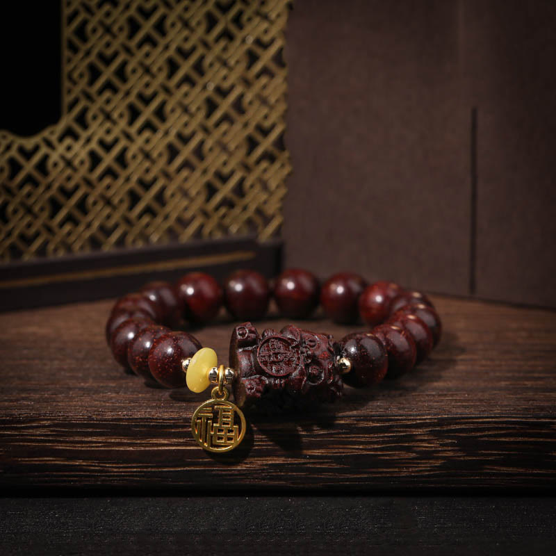 Bracelet spirituel en bois de santal rouge à petites feuilles de 10 mm avec breloque avaleuse en or pour le calme