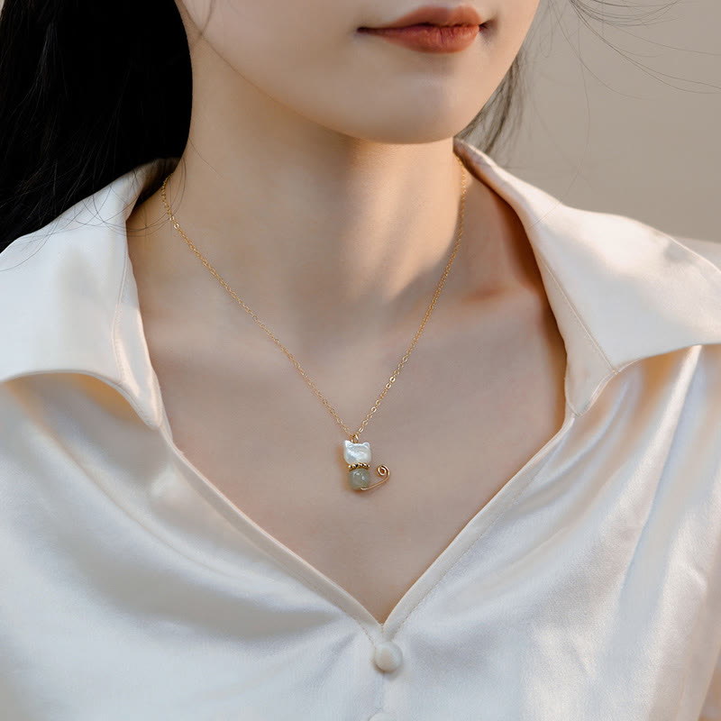Collier pendentif chat porte-bonheur en jade plaqué or 14 carats