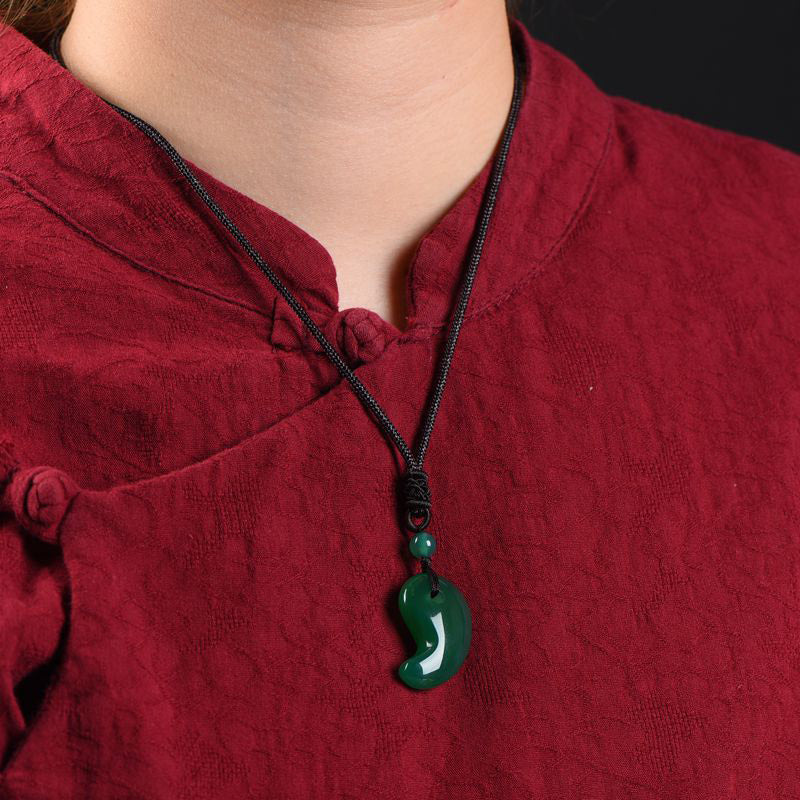 Collier de confiance et de calme en agate rouge et verte avec motif de lune