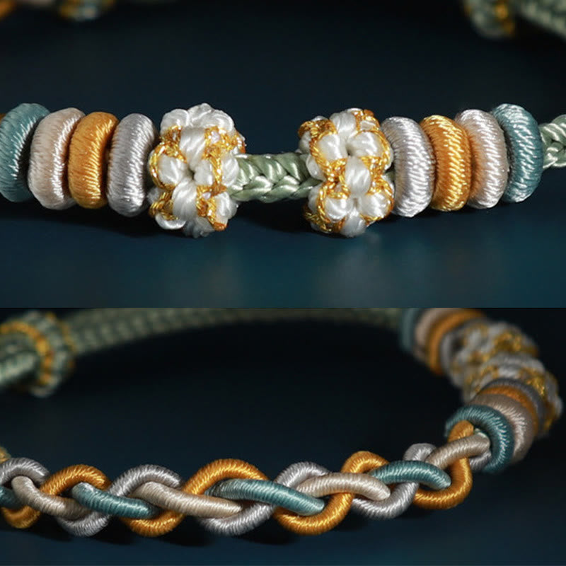 Bracelet à quatre brins avec fil rouge et fleur de pêcher