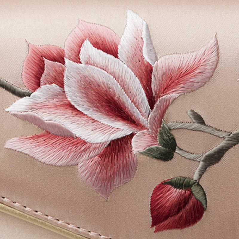 Sac moyen brodé Magnolia Su pour une élégance spirituelle