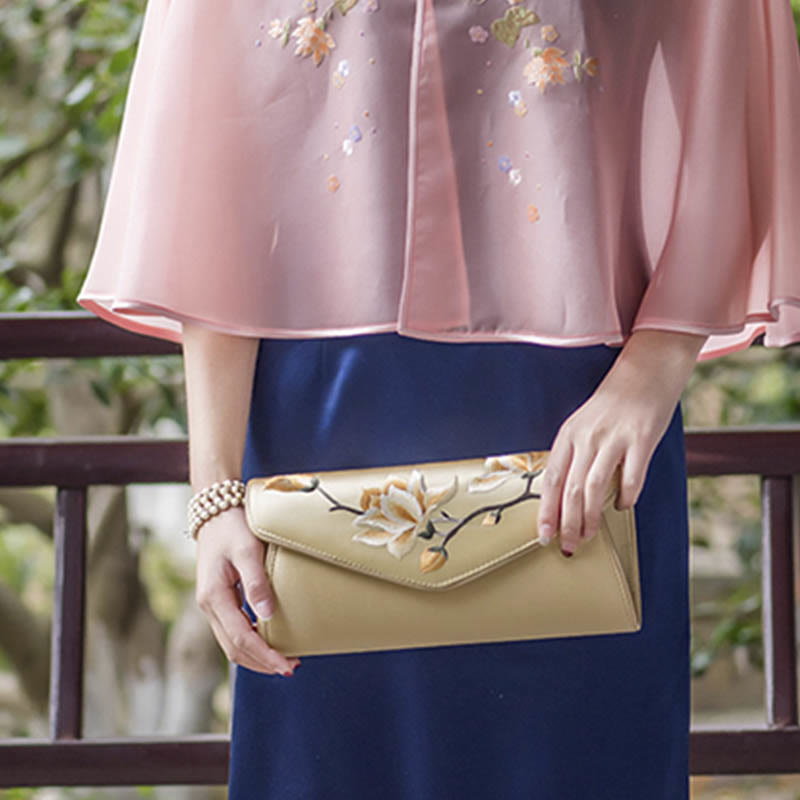 Sac moyen brodé Magnolia Su pour une élégance spirituelle