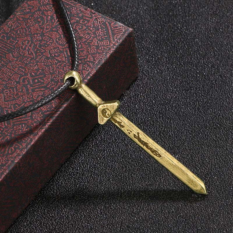 Collier vintage en cuivre avec épée Yin Yang et équilibre
