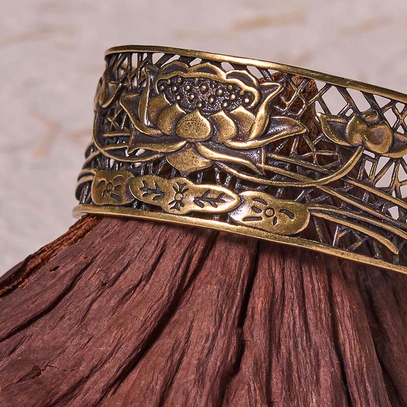 Bracelet jonc réglable en cuivre plaqué argent avec motif lotus