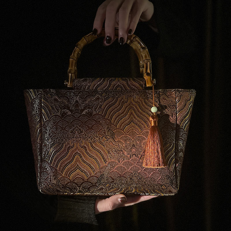 Sac à pompon en perles avec poignée en bambou et bijoux spirituels magenta foncé