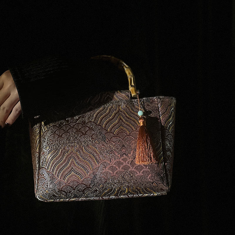 Sac à pompon en perles avec poignée en bambou et bijoux spirituels magenta foncé