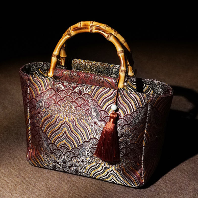 Sac à pompon en perles avec poignée en bambou et bijoux spirituels magenta foncé