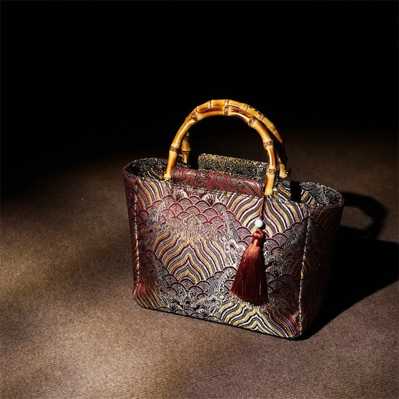 Sac à pompon en perles avec poignée en bambou et bijoux spirituels magenta foncé