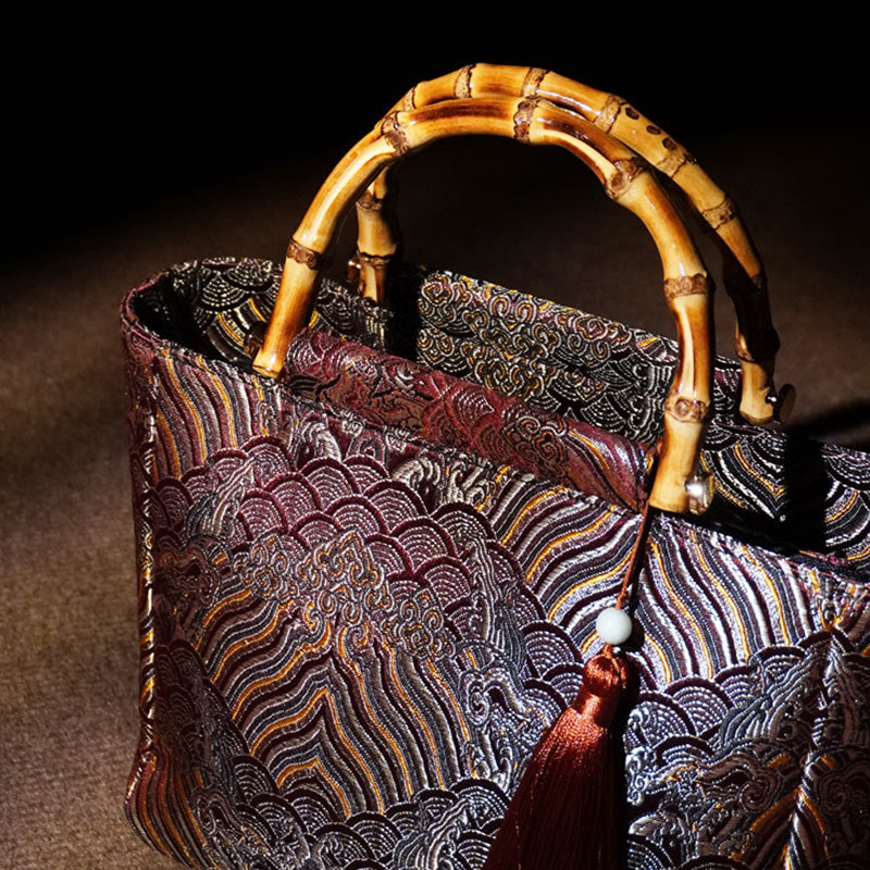 Sac à pompon en perles avec poignée en bambou et bijoux spirituels magenta foncé