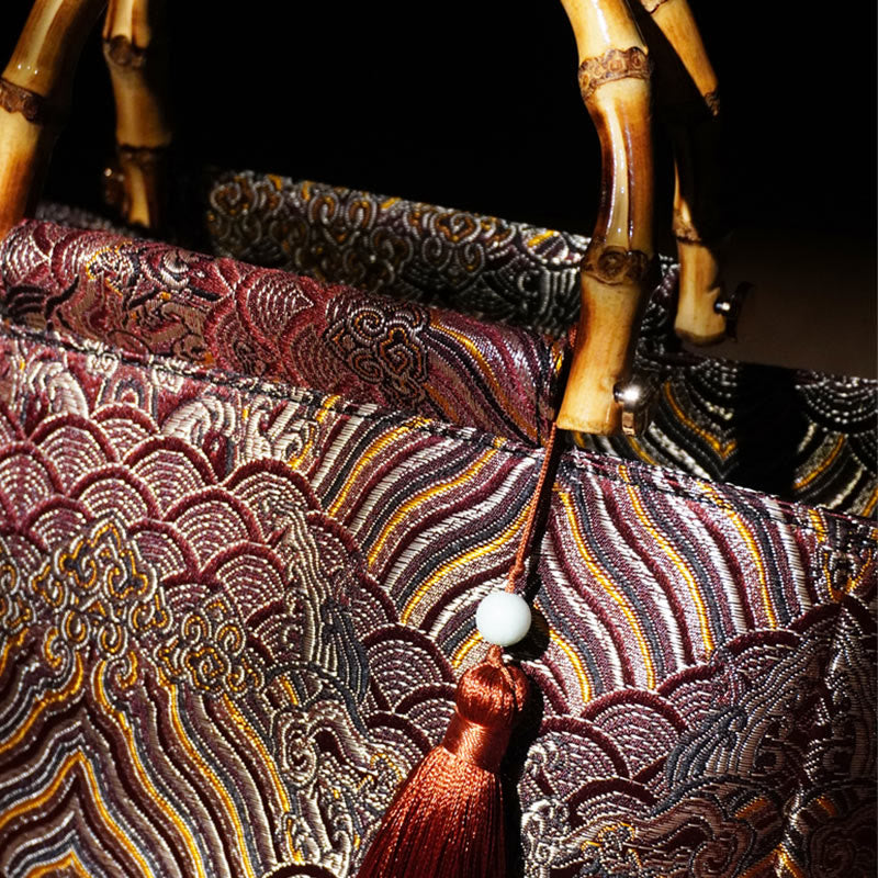 Sac à pompon en perles avec poignée en bambou et bijoux spirituels magenta foncé