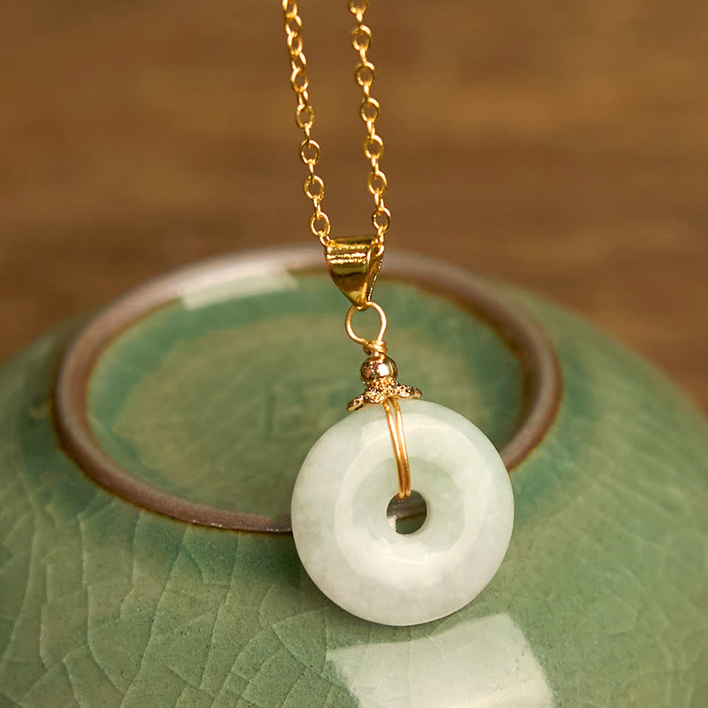 Collier en jade avec boucle de paix pour la chance et la protection