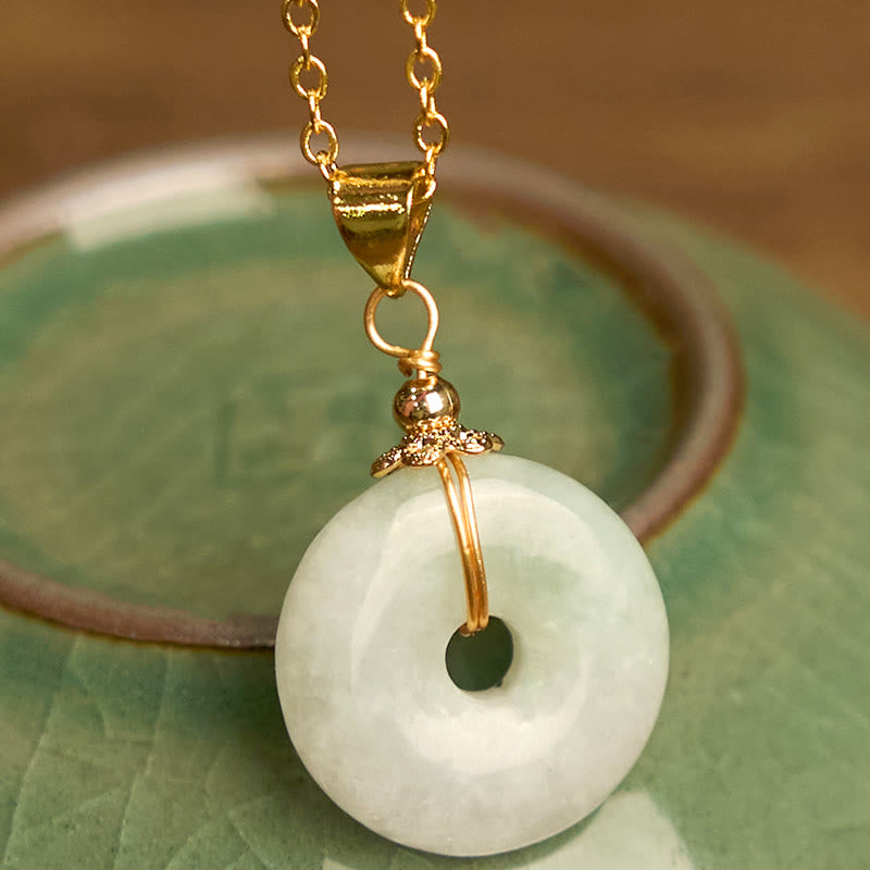 Collier en jade avec boucle de paix pour la chance et la protection