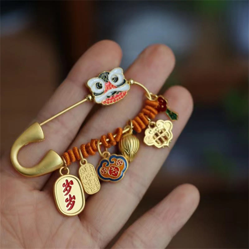 Broche porte-bonheur en cuivre 20 x 58 mm, motif lion dansant et bourgeon de lotus