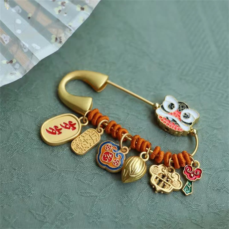 Broche porte-bonheur en cuivre 20 x 58 mm, motif lion dansant et bourgeon de lotus