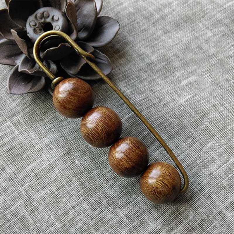 Broche de guérison en bois avec perles d'agathis alba en bois de santal