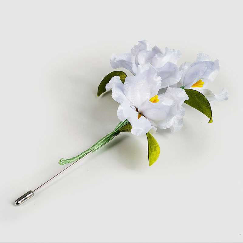 Broche fleur d'iris blanc faite à la main en soie de mûrier