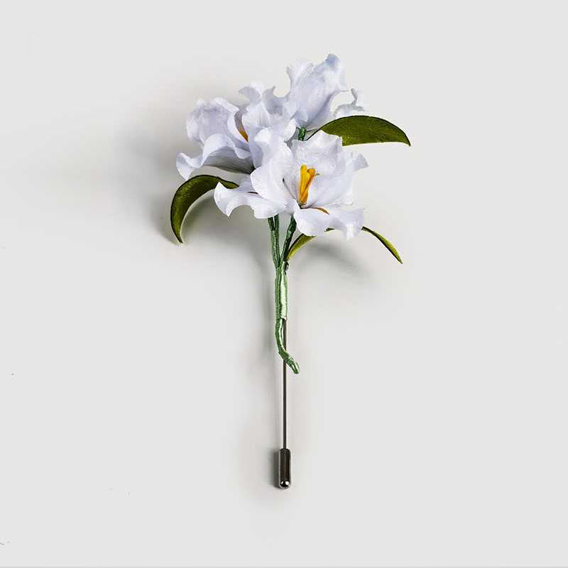 Broche fleur d'iris blanc faite à la main en soie de mûrier