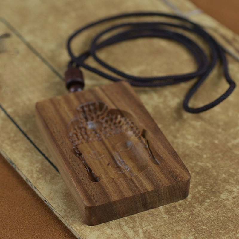 Collier pendentif Bouddha en bois de santal vert pour une énergie positive