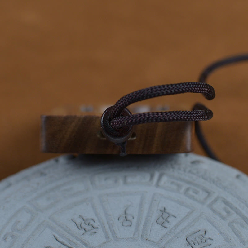 Collier pendentif Bouddha en bois de santal vert pour une énergie positive