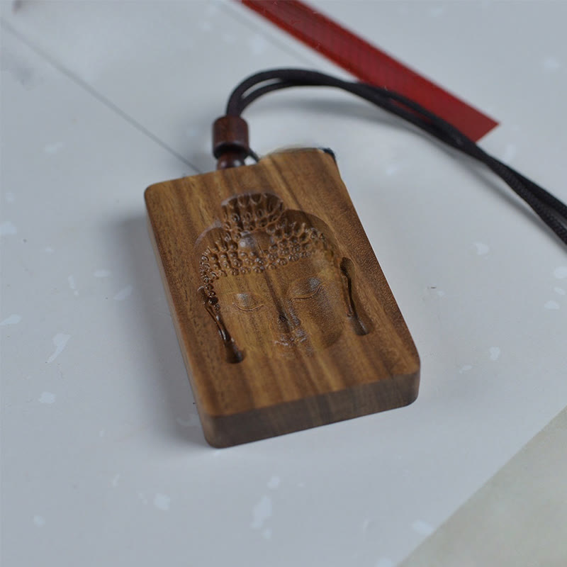 Collier pendentif Bouddha en bois de santal vert pour une énergie positive