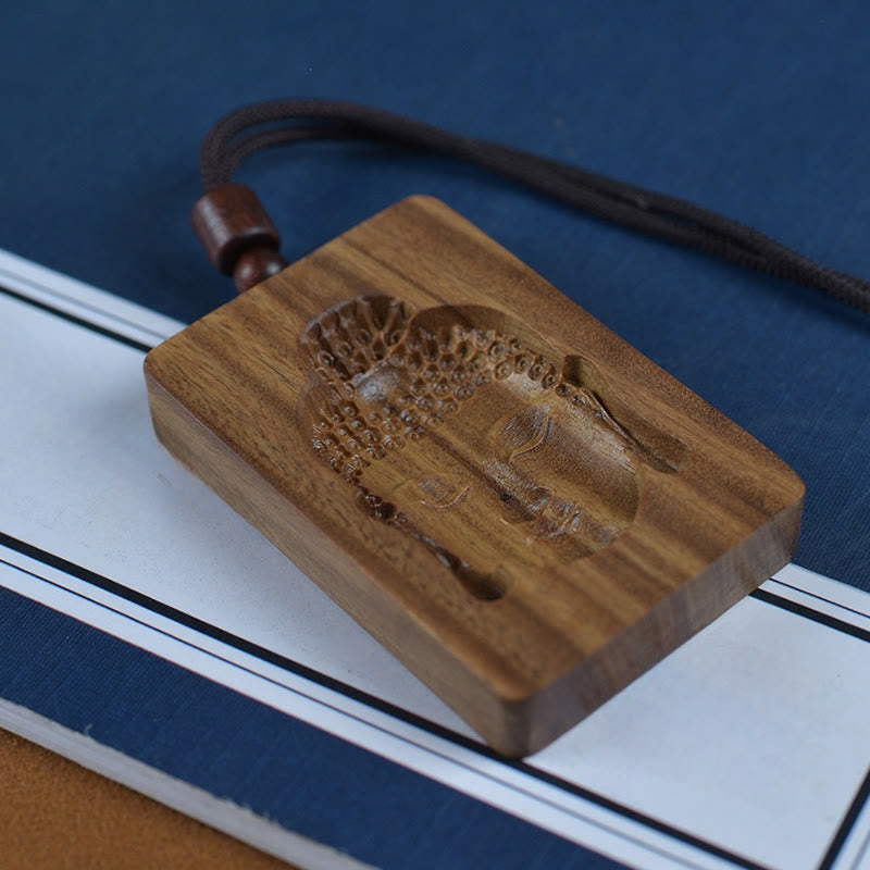 Collier pendentif Bouddha en bois de santal vert pour une énergie positive