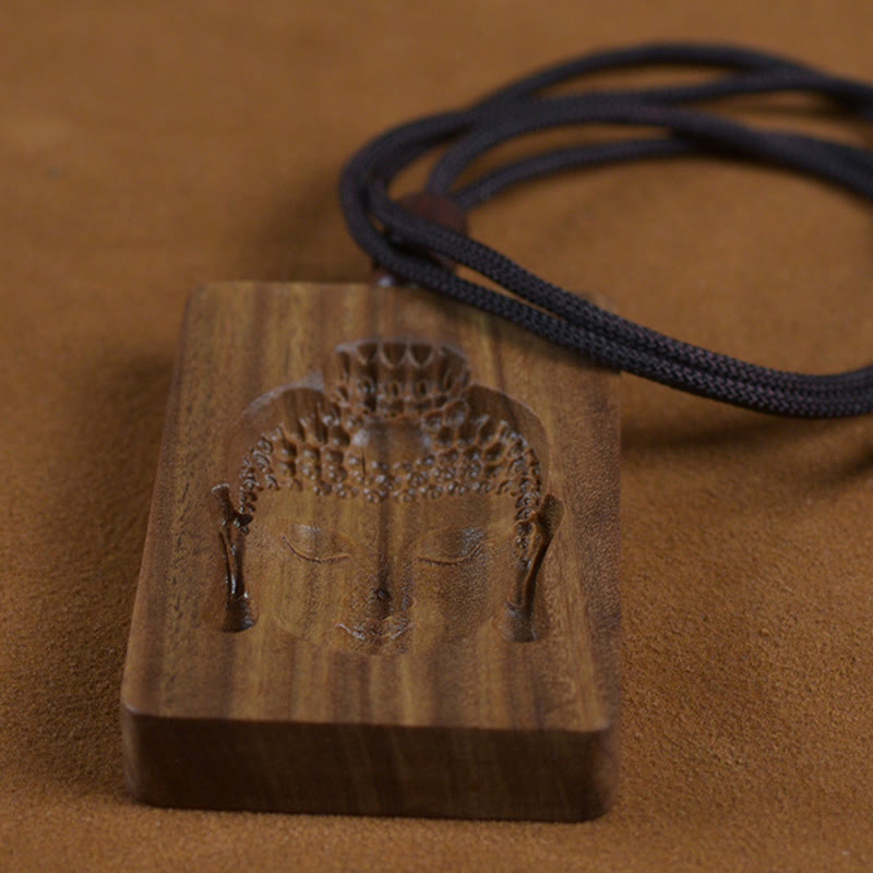 Collier pendentif Bouddha en bois de santal vert pour une énergie positive