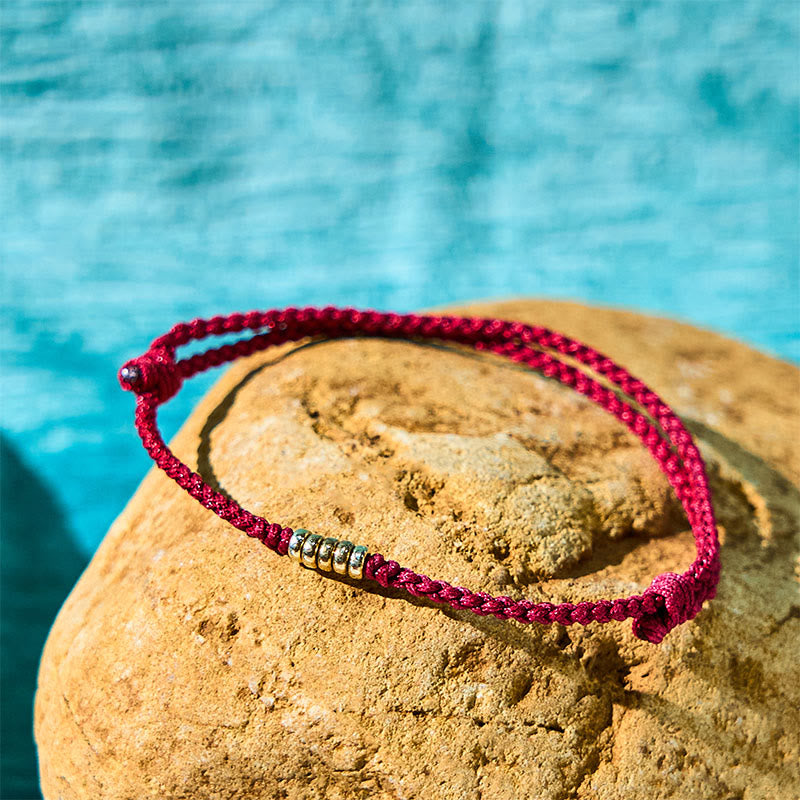 Bracelet de cheville porte-bonheur en perles dorées à fil rouge