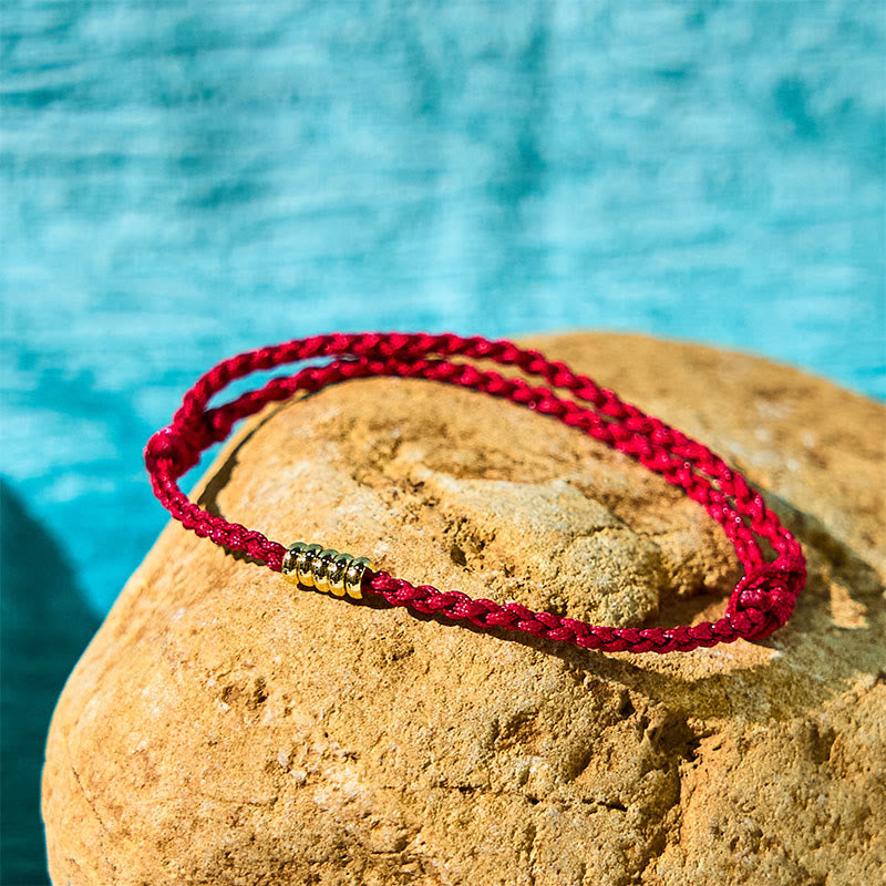 Bracelet de cheville porte-bonheur en perles dorées à fil rouge