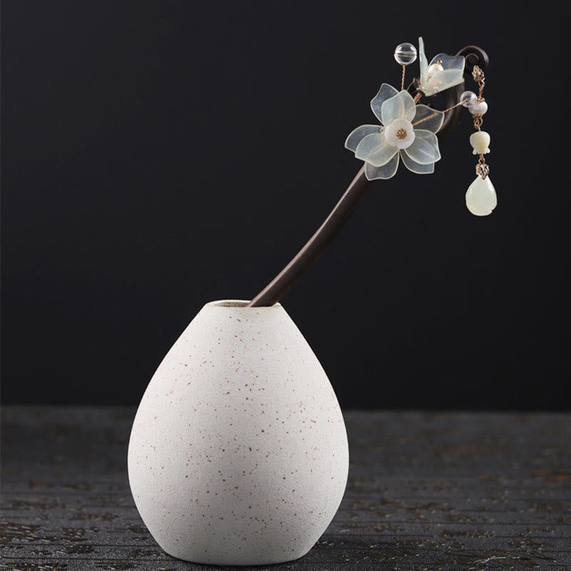 Épingle à cheveux chinoise en jade et ébène avec pompon en magnolia