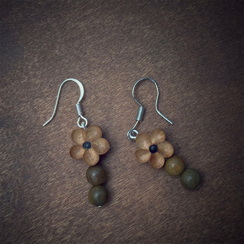 Boucles d'oreilles en bois de pêcher et bois de santal vert