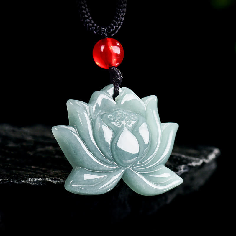 Collier pendentif prospérité en jade sculpté lotus 22 mm