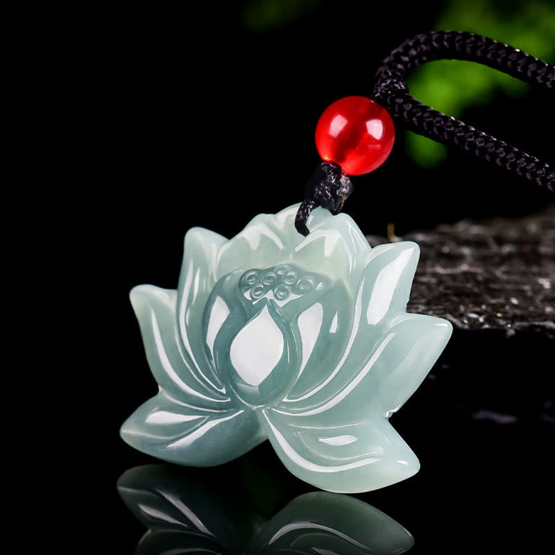 Collier pendentif prospérité en jade sculpté lotus 22 mm