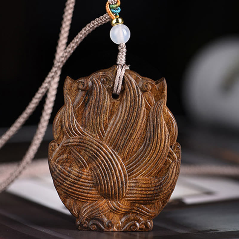 Collier d'équilibre en bois d'agar avec renard à neuf queues