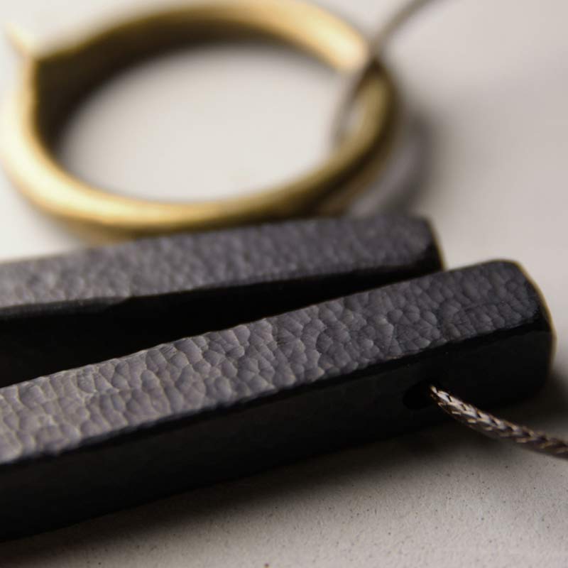 Collier Cercle Zen en Bois d'Ébène pour l'Illumination et le Calme