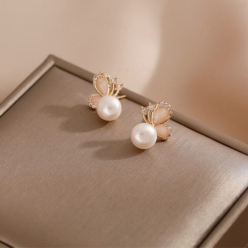 Boucles d'oreilles à tige papillon en or 18 carats avec perles et amour et liberté