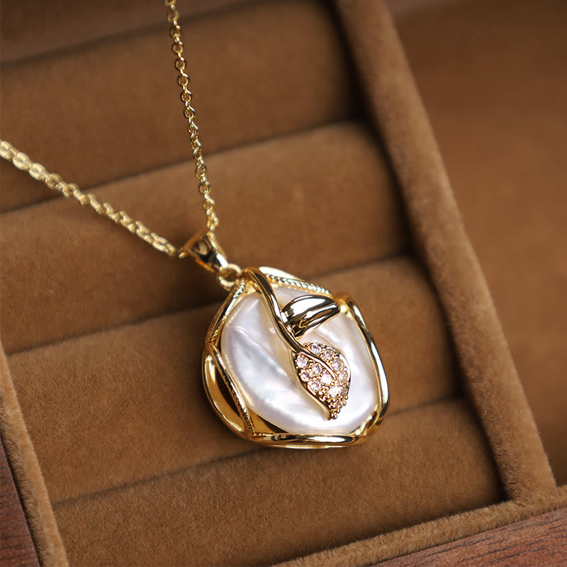 Collier de perles baroques en cuivre plaqué or 18 carats avec pendentif fleur pour la sincérité