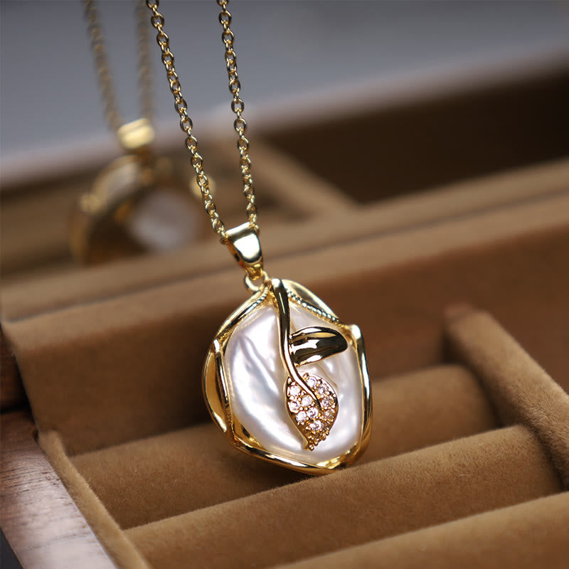 Collier de perles baroques en cuivre plaqué or 18 carats avec pendentif fleur pour la sincérité