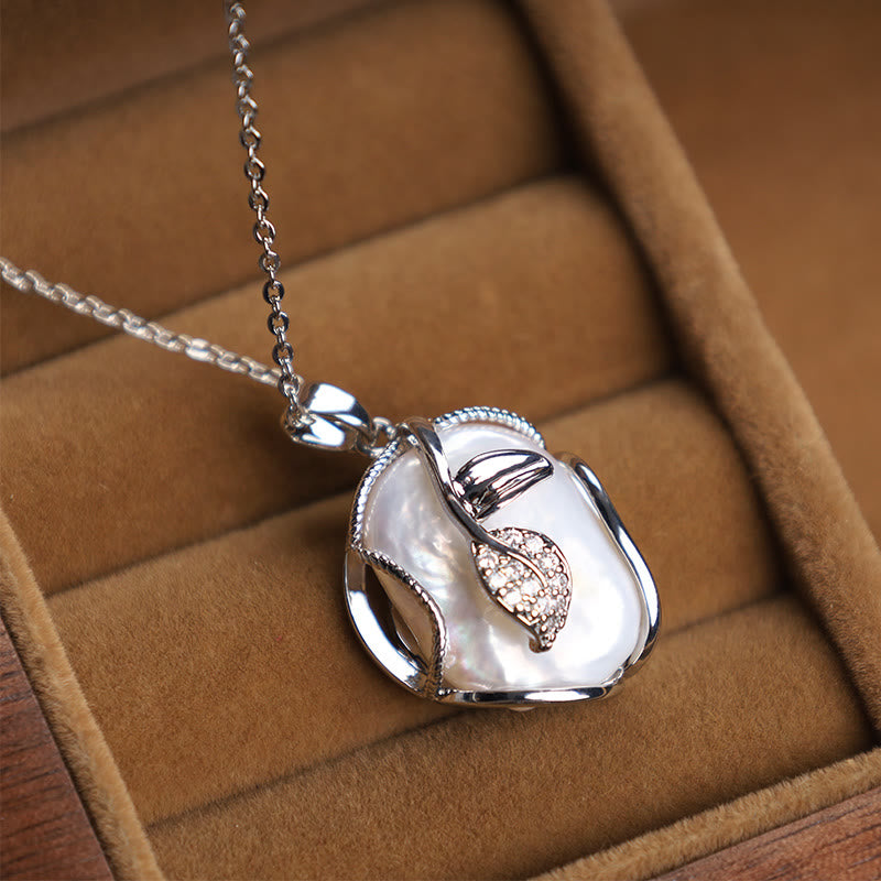 Collier de perles baroques en cuivre plaqué or 18 carats avec pendentif fleur pour la sincérité