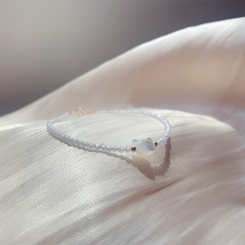 Bracelet en quartz transparent avec cristal blanc et breloque chat guérisseur plaquée or 14 carats