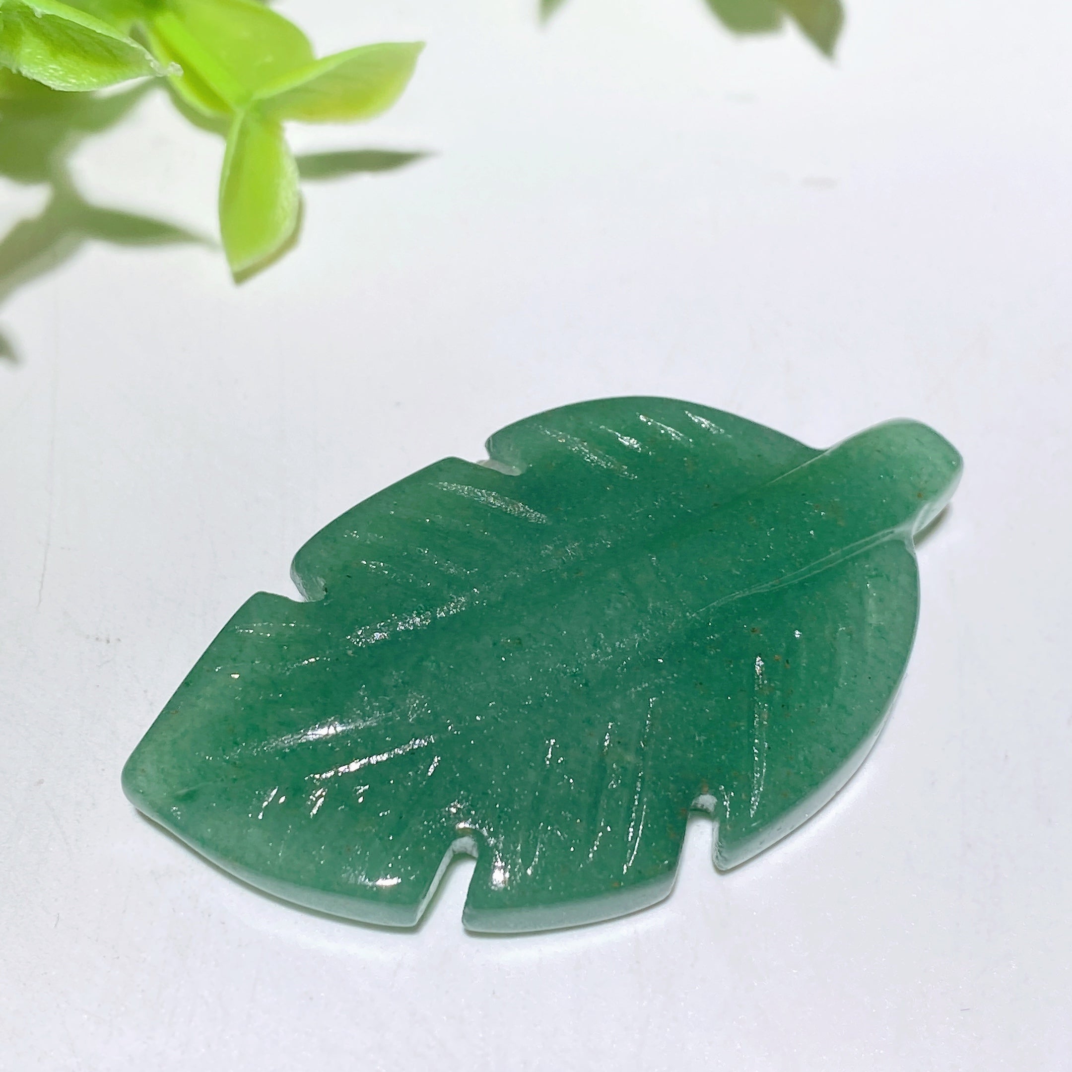 2.0-2.3 inch Mixed Crystal Leaf Carvings for Healing