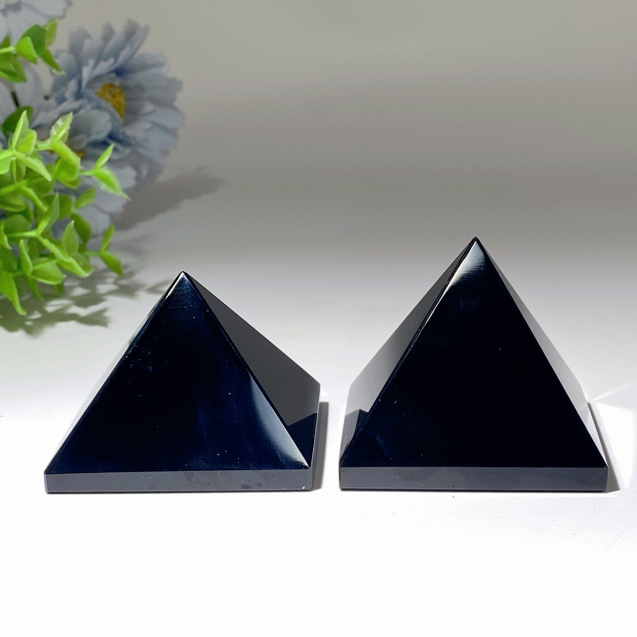 Pyramide de guérison en obsidienne noire de 5,6 cm pour la méditation