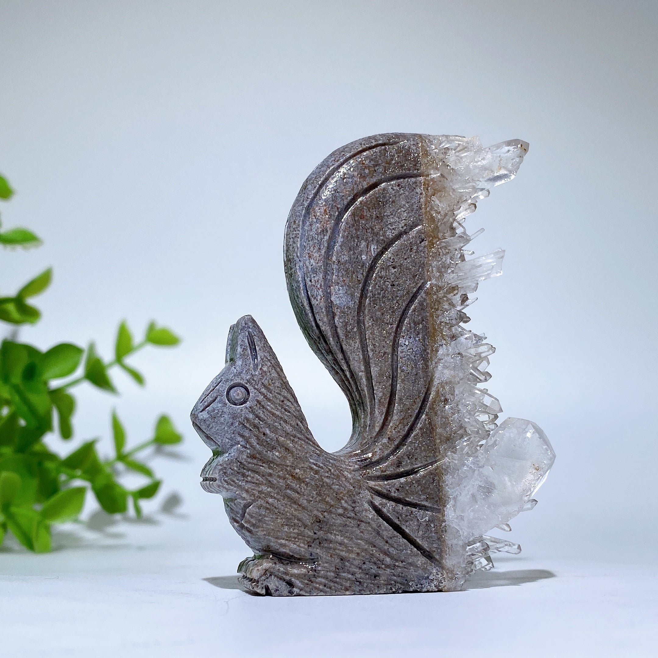 Sculpture en cristal d'écureuil en quartz transparent de 2,3 à 2,5 pouces