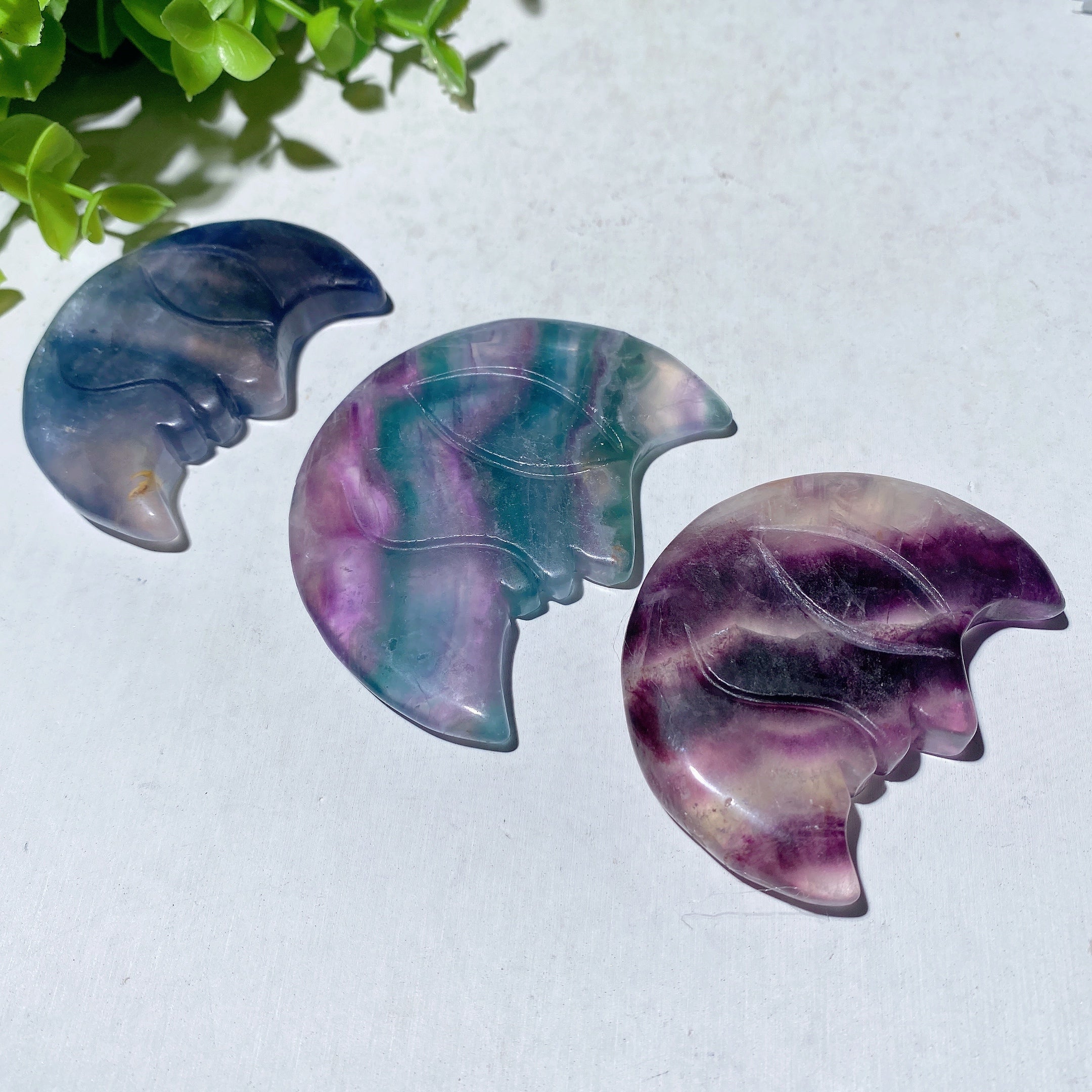 Figurine en cristal de fluorite avec visage de lune de 2,3 à 3 pouces
