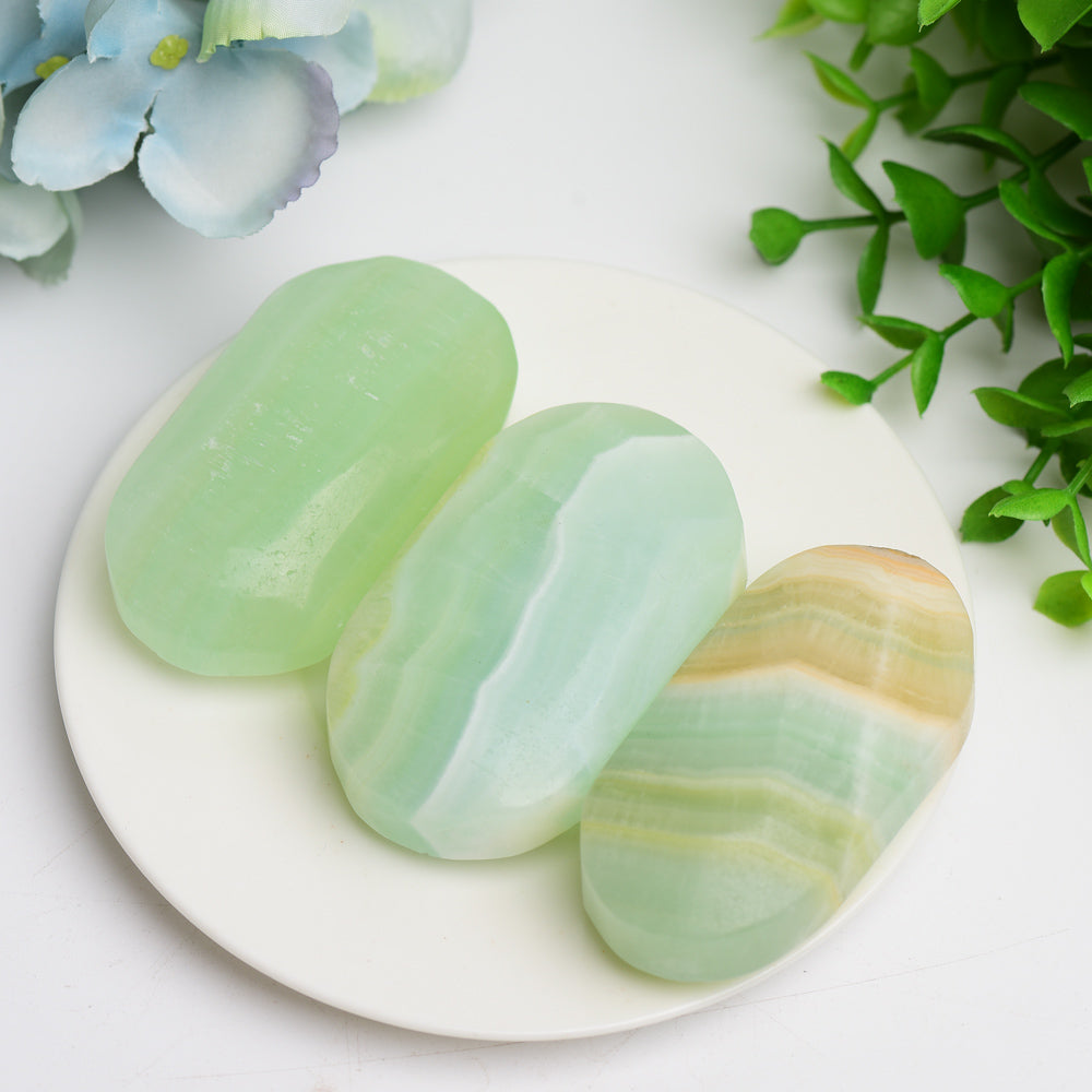 Pierre de paume de guérison en calcite des Caraïbes de 2,6 pouces pour la méditation